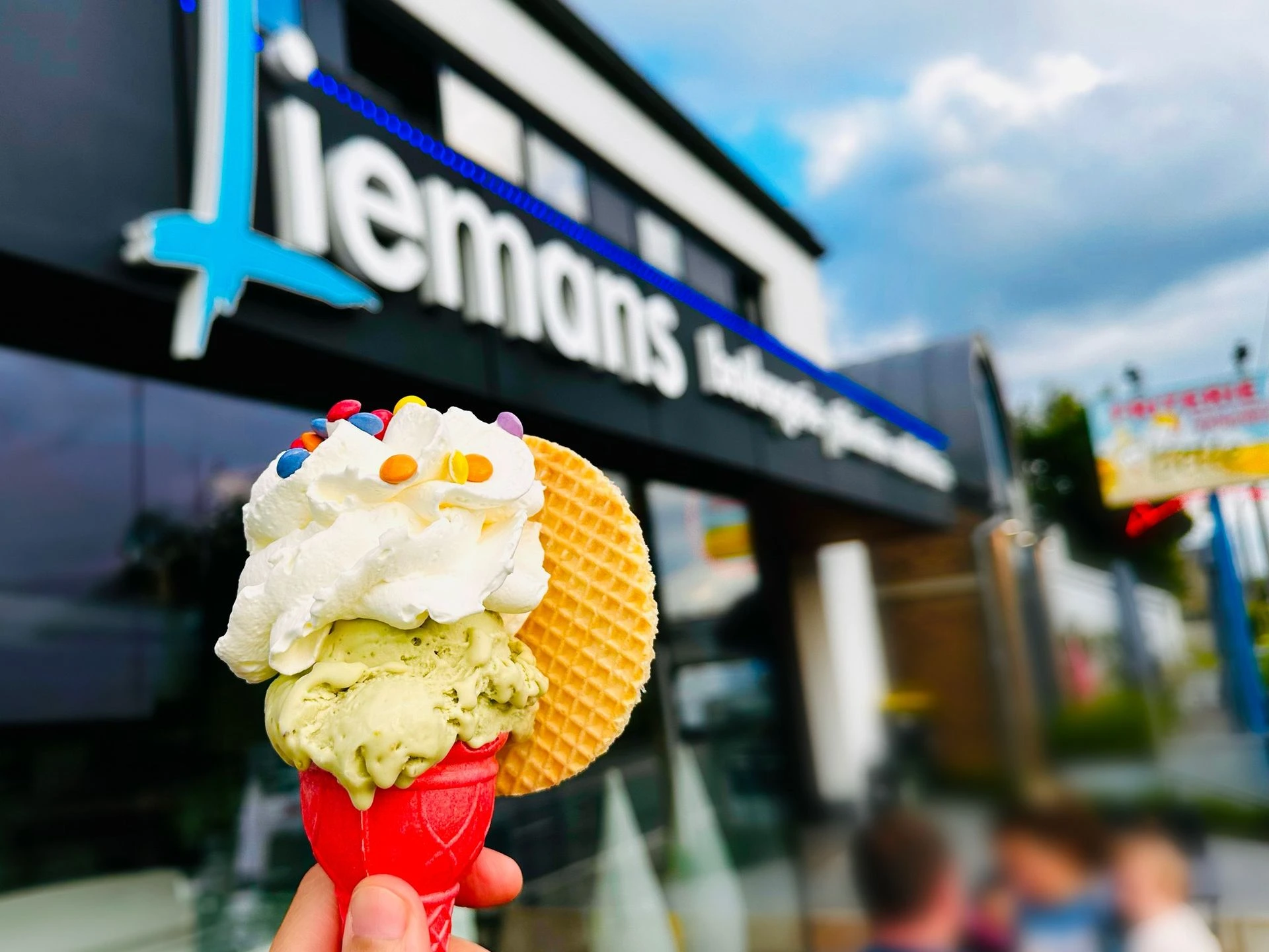 Glace artisanale devant la vitrine de Boulangerie Liemans